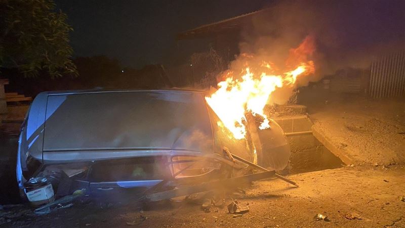 休旅車自撞墜排水溝噴火蛇!台南女急爬出