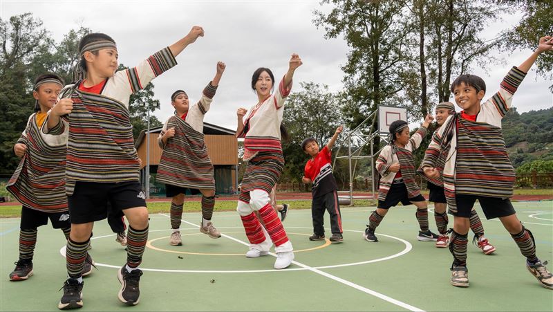 安芝儇接受球芽基金會邀請前往苗栗縣泰安鄉的汶水國小。（圖／球芽基金會提供）