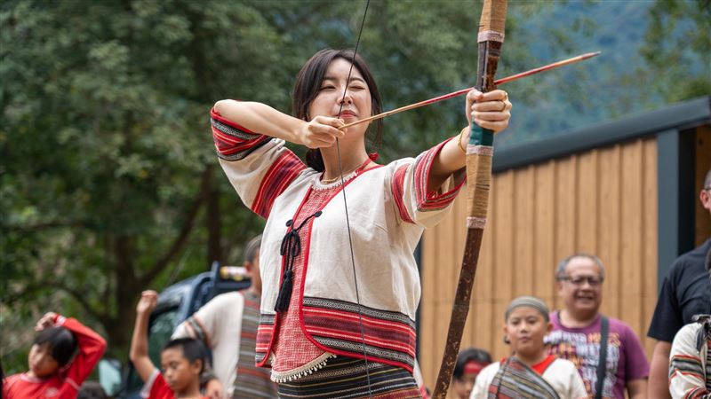 安芝儇接受球芽基金會邀請前往苗栗縣泰安鄉的汶水國小。（圖／球芽基金會提供）