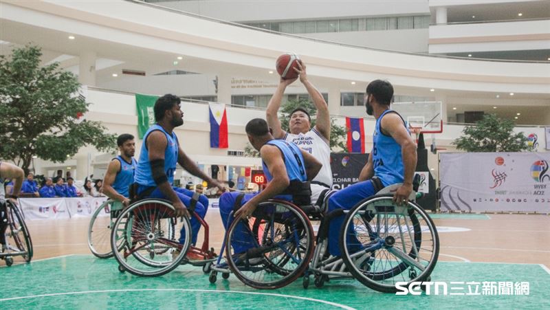 台灣輪椅籃球曾聖漢在印度隊包夾中出手。（圖／記者蔡厚瑄攝影）