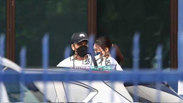 黃明志獲口頭保釋，女友Sarah提前到場等候。（圖／翻攝自《中國報》）