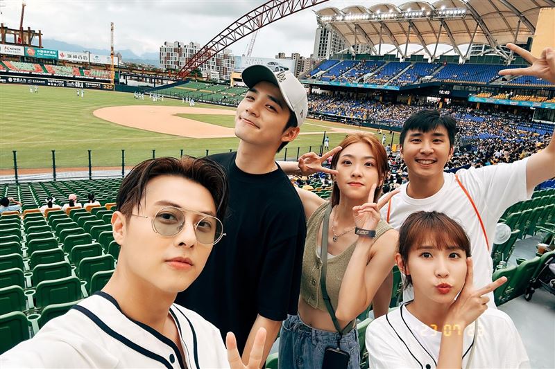 胡釋安（右後）認提供粿粿（右前）住處，但在知悉她與王子（左前）婚外情後已請對方搬離。（圖／翻攝自胡釋安臉書）