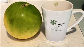 萬里龜吼漁港買黃金果，4顆竟要價988元。（圖／翻攝自彭華幹臉書）