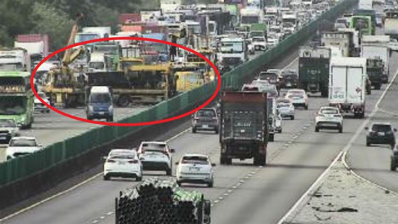 國道1號北向258公里處，嘉義縣近民雄交流道，今天（14日）上午6時56分，發生大貨車翻覆事故，導致主線管制封閉。（圖／翻攝自高公局網站）