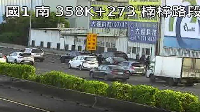 國道1號北向358.2公里處，高雄市楠梓路段，今天（14日）上午發生3車追撞事故，導致後方車流回堵約5公里。（圖／翻攝自高公局網站）