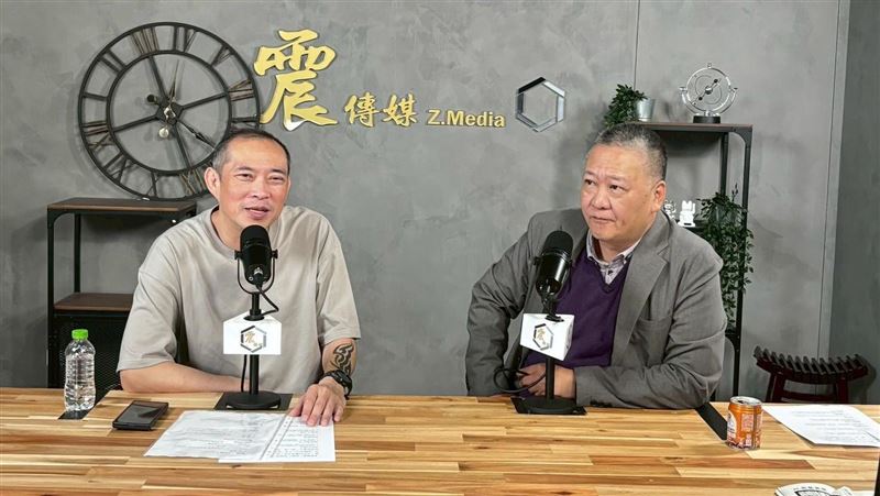 吳崑玉（右）分析，國民黨在新北有優勢，黃國昌如果出來選，最多分走藍營8萬到10萬張的票。（圖／震傳媒提供）