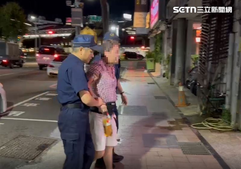 張男落網後自稱來醫院看病看不好，才持鐵鎚砸門洩憤。（圖／翻攝畫面）