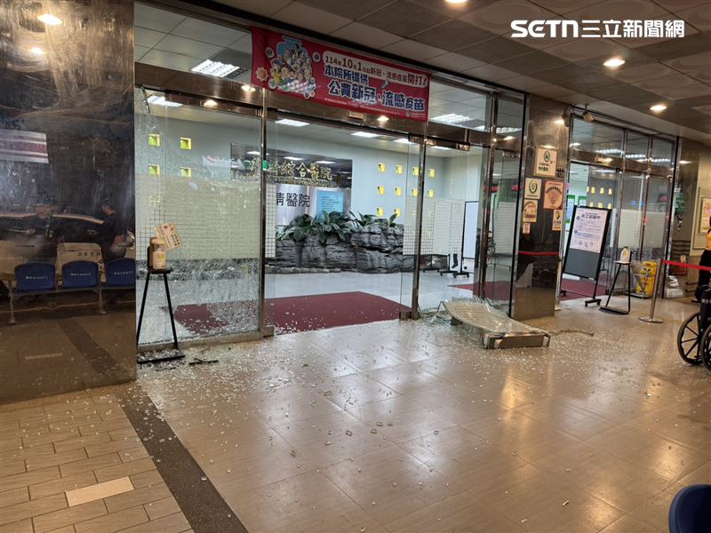 台中平等澄清醫院發生醫療暴力衝突，病患持鐵鎚砸碎大門玻璃。（圖／翻攝畫面）