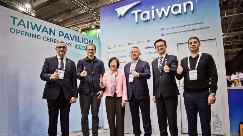 經濟部政務次長江文若率領31家台灣企業赴波蘭華沙，首度以擴大3倍規模打造「台灣館」，成為烏克蘭重建展中亞洲唯一國家館，集結機械、ICT、能源、醫療及無人機等實力，吸引多國買主洽談。搭配「台灣之夜」活動，將烏克蘭重建需求、波蘭產業合作與台灣優勢技術串連在一起，為台商搶攻未來重建商機鋪路。（圖／經濟部提供）