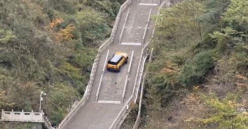 風雲X3L先是車頭開始打滑，隨後就直接失控。（圖／翻攝自微博）