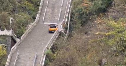 風雲X3L失控滑下階梯，撞毀護欄。（圖／翻攝自微博）