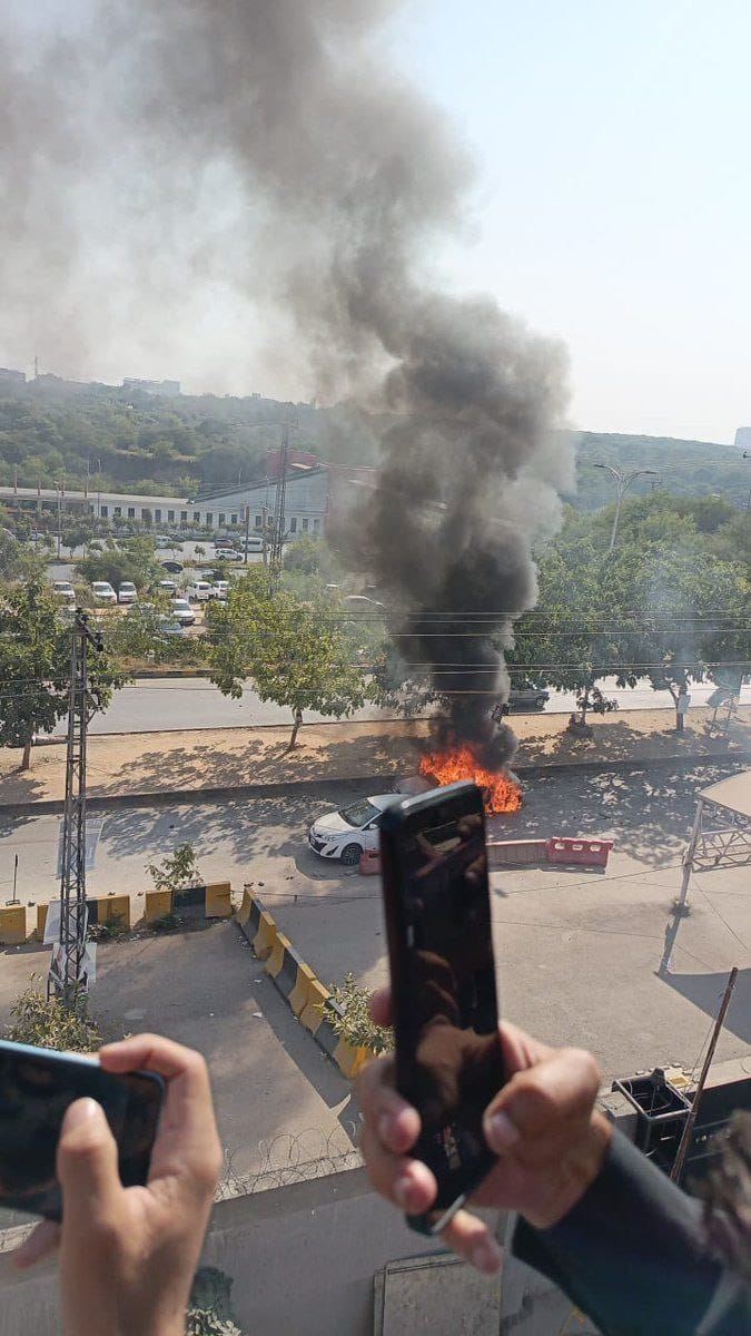 巴基斯坦首都11日發生自殺炸彈攻擊，釀12死20傷（圖／翻攝自X平台 @Topi1465795）