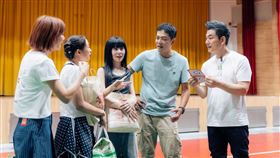 左起莎莎、吳映潔、白安、姚元浩、任賢齊一起出外景。（圖／好看娛樂提供）