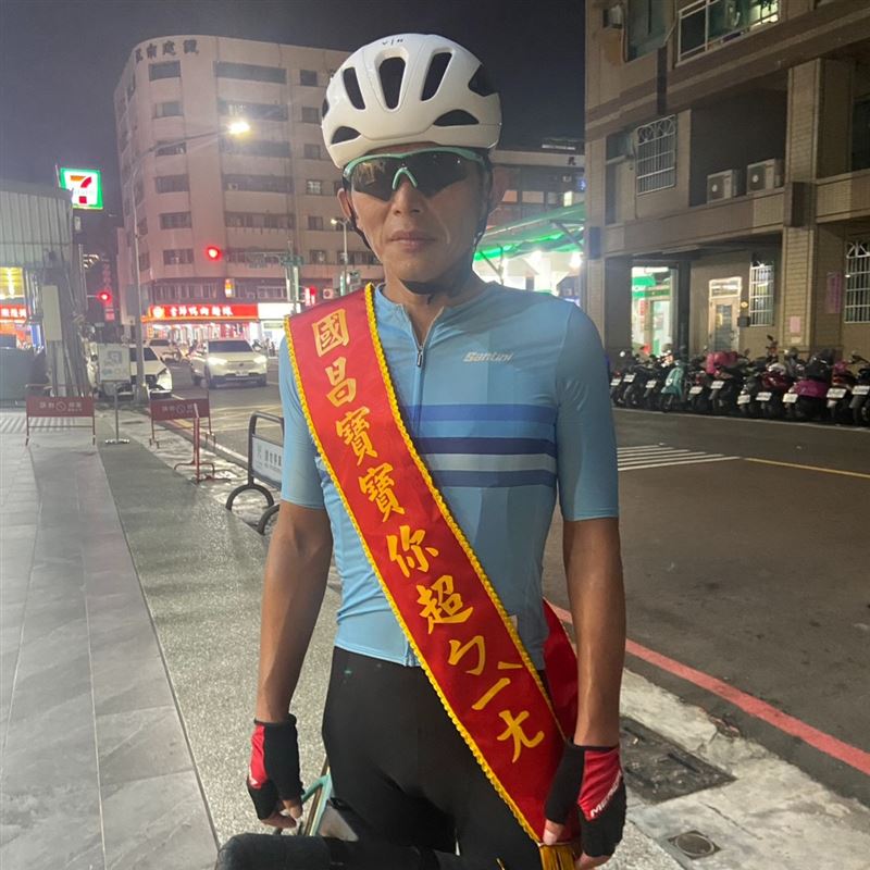 黃國昌參加「北高360」活動，從新北八里騎約360公里的自行車到高雄左營。（圖／翻攝自黃國昌臉書）