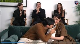 大谷翔平獲獎時親吻愛犬Decoy。（圖／翻攝自MLB官網）