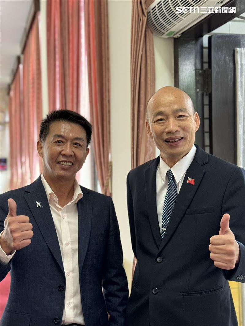 民進黨立委許智傑簽到時巧遇韓國瑜，兩人寒暄聊高雄機場擴建，韓國瑜也笑喊：市長好（圖／記者劉秀敏攝影）