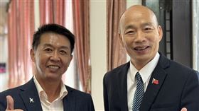 民進黨立委許智傑簽到時巧遇韓國瑜，兩人寒暄聊高雄機場擴建，韓國瑜也笑喊：市長好（圖／記者劉秀敏攝影）