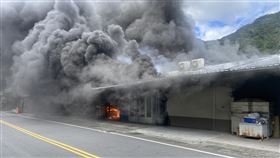 台東知本龍泉路上一處民宅今天（14日）上午發生火警，一處鐵皮屋起火全面燃燒，且延燒至周邊其他6間民房，警消人員獲報到場灌救，住戶皆已疏散，火勢雖已控制仍未完全撲滅。