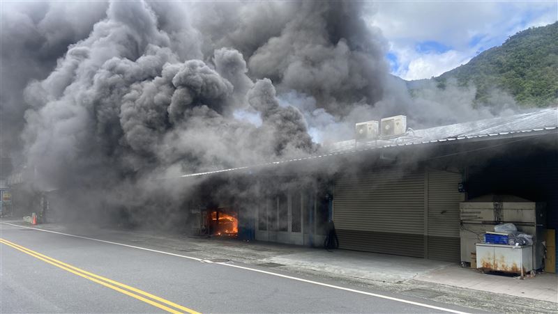 新/知本民宅起火全面燃燒 波及周邊6屋
