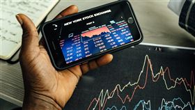 國泰美國多重收益平衡基金，同時布局深具潛力的美股、債券市場，目前基金持有投資組合包括AI巨頭輝達、微軟、亞馬遜等7巨頭成員，基金亦持有超過5成的債券部位，股債並進穩健布局。（示意圖／PEXELS） 