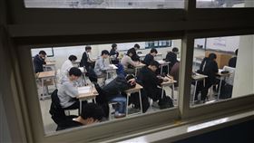 大學入學考試在韓國被視為人生中相當重要的一天。（圖／美聯社／達志影像）