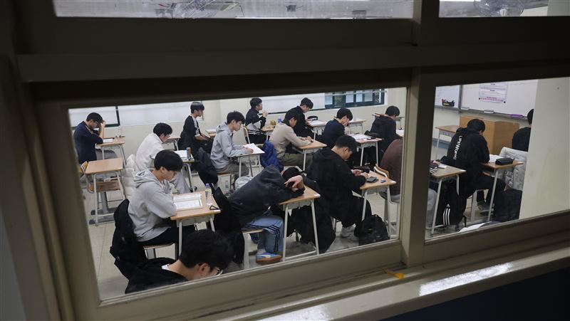 大學入學考試在韓國被視為人生中相當重要的一天。（圖／美聯社／達志影像）