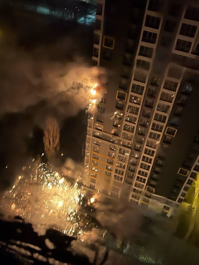 烏克蘭首都基輔14日遭到大規模空襲，據官員說法，許多高樓公寓遇襲受損。（圖／翻攝自X平台 @by_Ukraine）