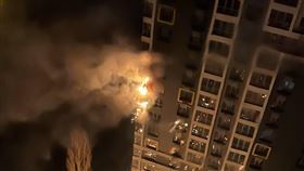 烏克蘭首都基輔14日遭到大規模空襲，據官員說法，許多高樓公寓遇襲受損。（圖／翻攝自X平台 @by_Ukraine）