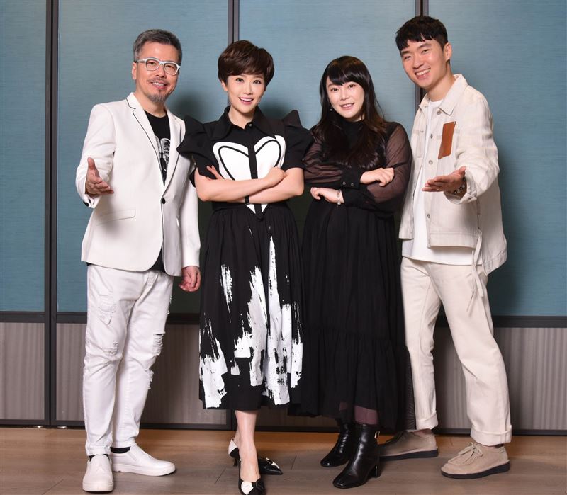 黃國倫(左起)與寇乃馨、溫倪詩創辦人夫妻鄭羽珈和邱子軒合作。（圖／寇乃馨提供）