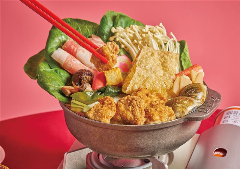 六扇門與繼光香香雞聯名推出「魷澎湃香雞鍋」。(圖／六扇門提供）