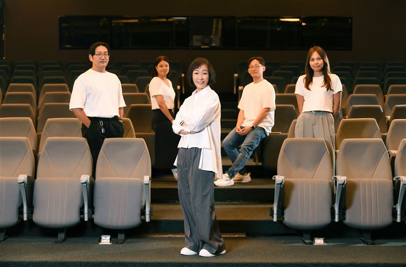 王淑娟（前排中）與三立戲劇中心監製群，後排（左起）為監製劉光騏、總監陳潔瑩、監製王玟欽、監製邵芷薇。(圖／三立提供）