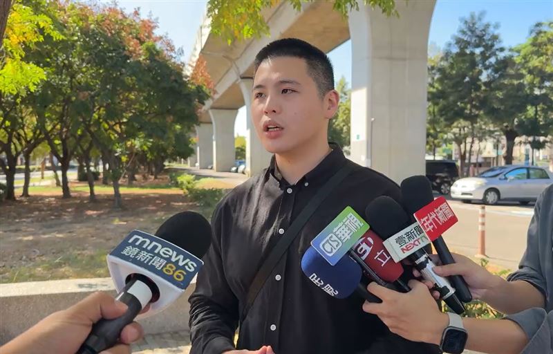 陳柏源遭中國大陸公安局發布通緝令，今(14)日到中市警第五分局「自首」。(圖／翻攝畫面)