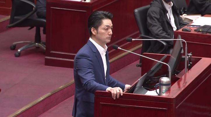 蔣萬安被問到是否認為沈伯洋參選北市為最強對手，蔣萬安尷尬微笑說「市府團隊都在全力拚市政，真的沒有人在想選舉的事，因為還有很長一段時間」。（圖／翻攝畫面）