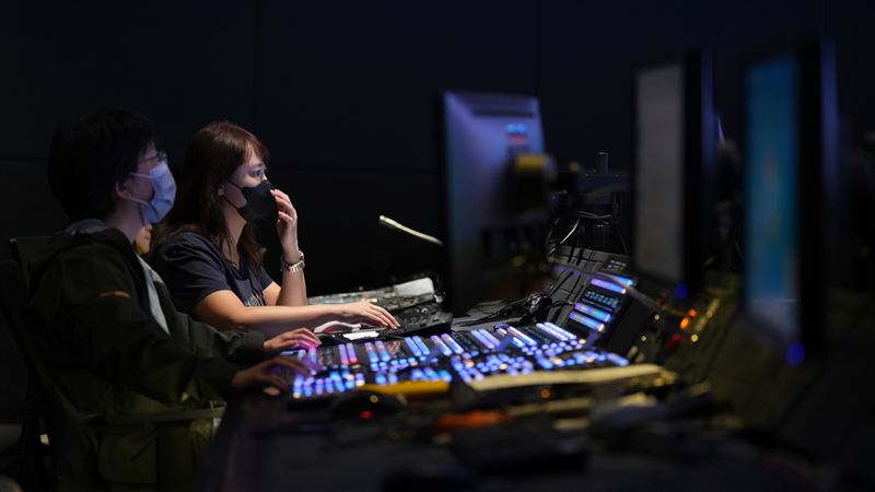 新聞台副控室操作現場