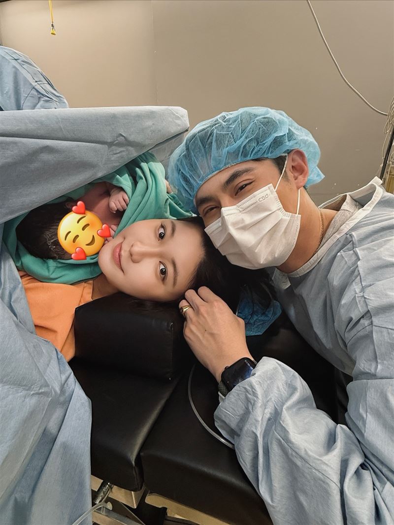 陳奕貼出與老婆、寶寶的合照。（圖／翻攝自臉書）