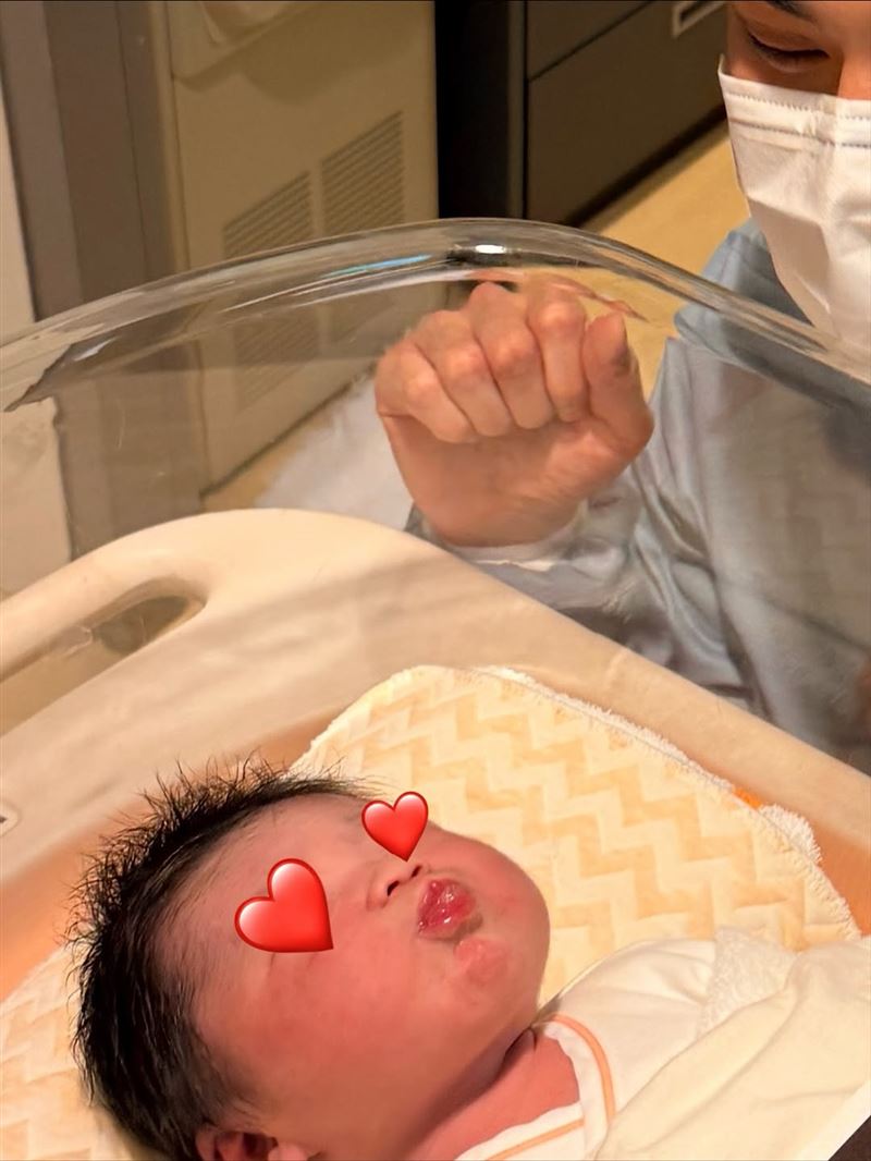 陳奕陪產並記錄老婆生產的過程，開心分享在社群。（圖／翻攝自陳奕IG）