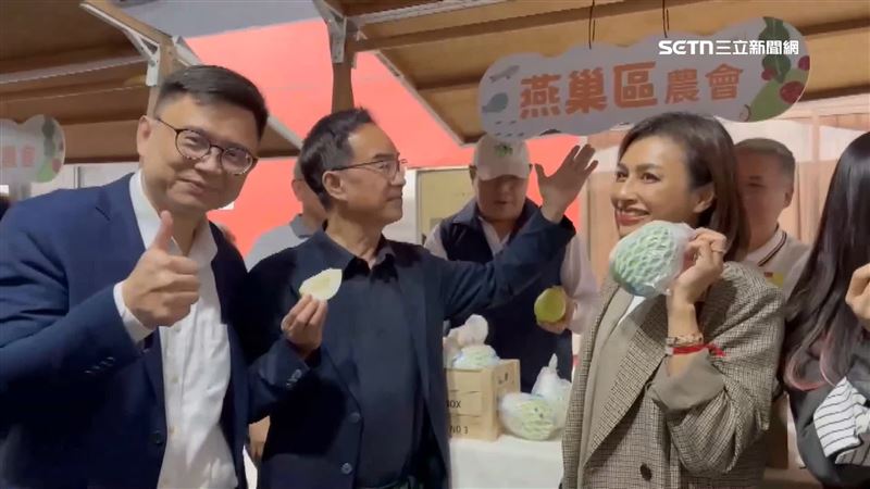 邱議瑩（右1）、賴瑞隆（左1）台下跟攤商互動黏緊緊