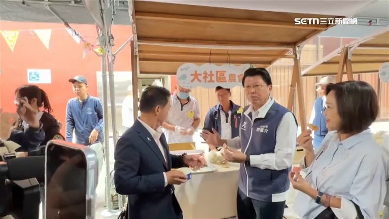 國民黨高雄台南熱門人選柯志恩（右1）和謝龍介（右2），也到攤位搏感情