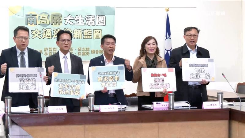 許智傑（左3）與台南選將林俊憲（左2）開記者會公布交通政見