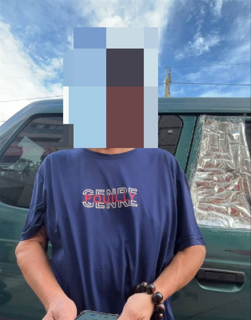 郭姓男子見到員警神情慌張，警方從他隨身包包搜出毒品。(圖／翻攝畫面)