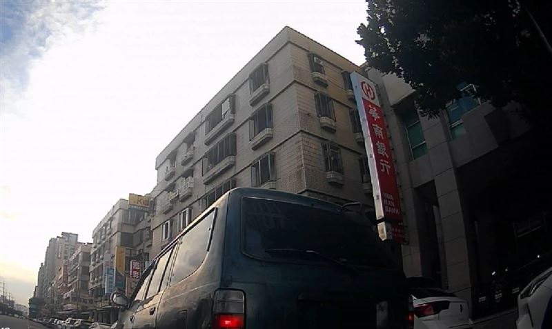 懶得停等60秒紅燈，53歲郭姓通緝犯被員警攔下盤查逮捕。(圖／翻攝畫面)