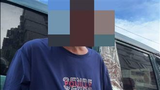 懶得等停紅燈60秒，員警盤查，通緝犯身分曝光，搜出毒品，(圖／翻攝畫面)