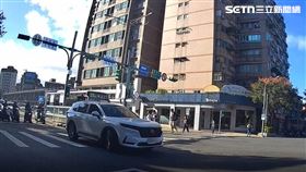 北市朱男宿醉開車載送妻子就診途中違規被開單。（圖／翻攝畫面）