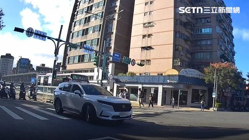 北市朱男宿醉開車載送妻子就診途中違規被開單。（圖／翻攝畫面）