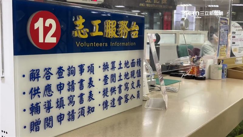 高雄前鎮地政事務的志工，竟對民眾說「資料如果填錯一個地方 ，就要交互蹲跳10下」