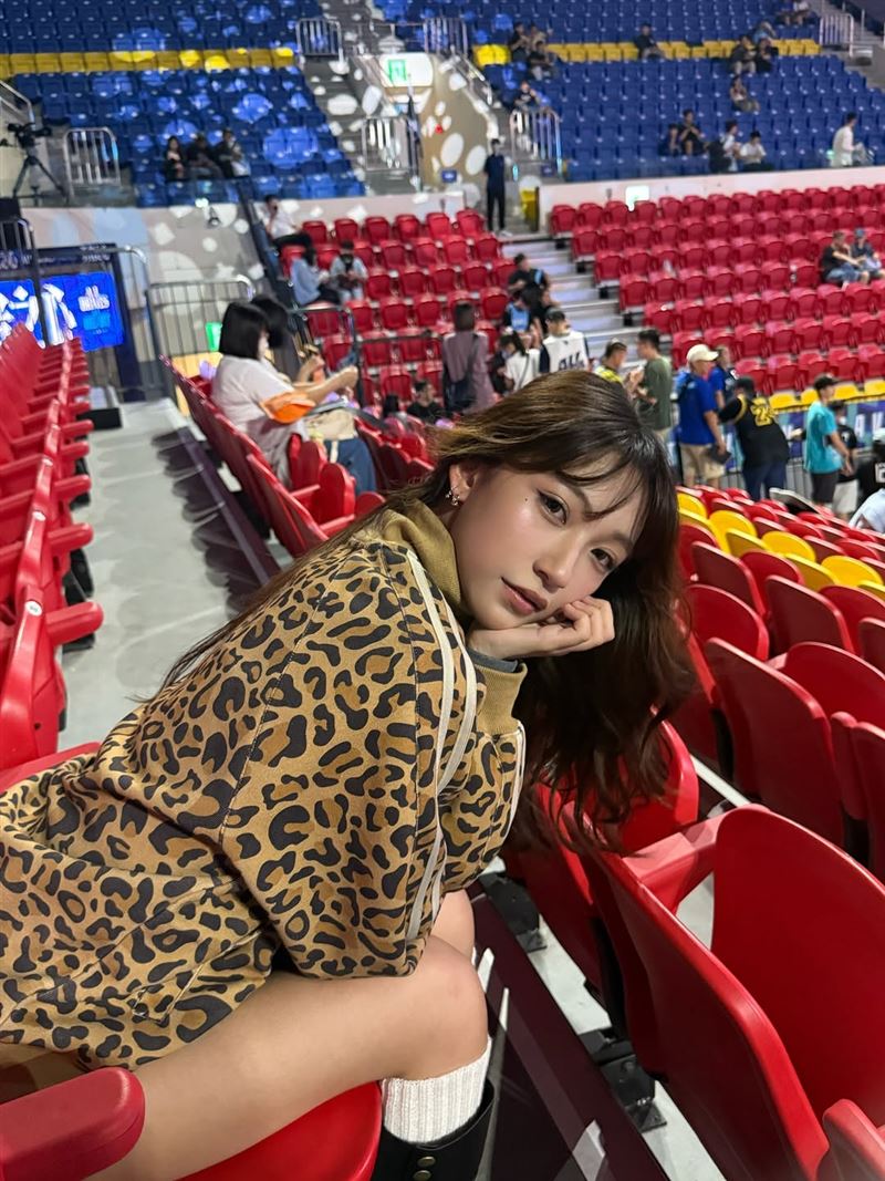 「豹紋正妹」被網友搜出名叫 Heeming，是《木曜4》前製作人陳百祥的新人。（圖／翻攝自IG @i.am_heeming）