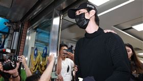 新北檢今天（21日）發動第三波搜索行動，知名藝人修杰楷、陳柏霖和Energy張書偉、棒棒糖小杰均遭拘提到案，4人皆坦承花費10萬到30萬不等價格，偽造高血壓企圖閃兵。（圖／記者鄭孟晃攝影）