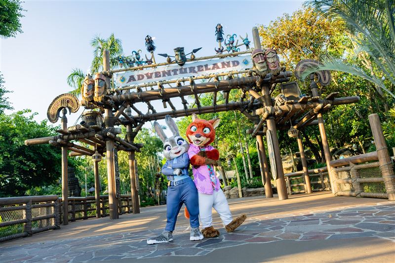 今年香港迪士尼聖誕節盛大登場，動畫電影《動物方城市2》將於11月上映，人氣角色茱蒂與尼克已率先現身樂園，帶來熱鬧的「動物方城市派對」。（圖／迪士尼提供）