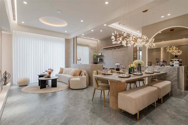 「聚佳豐美」37坪3+1房2衛樣品屋。公領域尺度大，+1房具備獨立開窗，可彈性規劃。廚房採L型配置；全室為標準正三房規劃，主臥衛浴配備四件式。全戶另搭載樂奇新風機，提升室內空氣品質。(圖／業者提供)