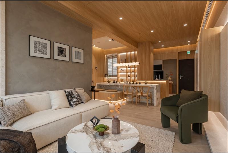 「聚佳豐美」36坪3房2衛樣品屋。前後雙陽台提升通風與採光，客廳整面電視牆可作大容量收納、廚房採半開放式設計。公私領域分明，全室皆有開窗，主臥衛浴採四件式配置，強化家庭使用機能。(圖／業者提供)